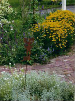 Doorwaygarden.jpg (25720 bytes)